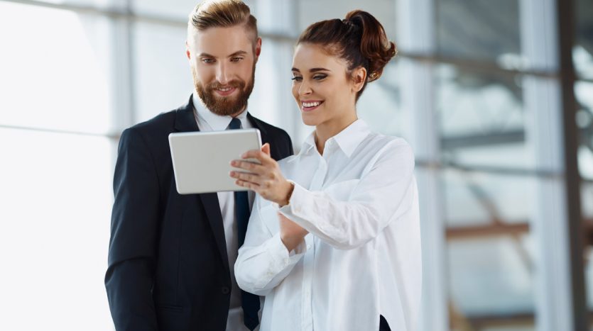 Homem e mulher olhando um tablet